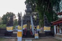 Im Gleichklahng mit den Gesängen aus dem fernen Tempel, die auch gegen 6 Uhr beginnen.